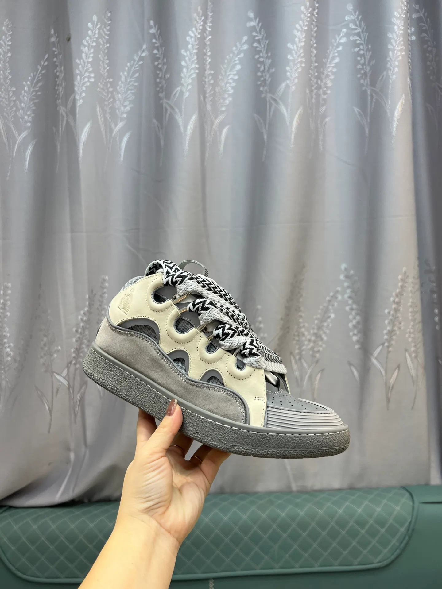 Men's men's shoes💰780 [LANVIN] Latest lace-up fashionable casual sneakers for couples High-quality CLAY couple series‼ ️ The latest trendy products of the season 🌈Many bloggers have planted grass and purchased the original open-mold customization. The upper and outsole are sewn with mark threads without edge sealing. Multiple material splicing combination design. Very versatile for fashionable and casual wear. Comfortable on the feet. Recommended for self-retention (upper cowhide + cow suede + breathable mesh) inner foot pad cowhide exclusive original open-mold clear logo rubber outsole ⚠️36-44 yards (45 custom-made)